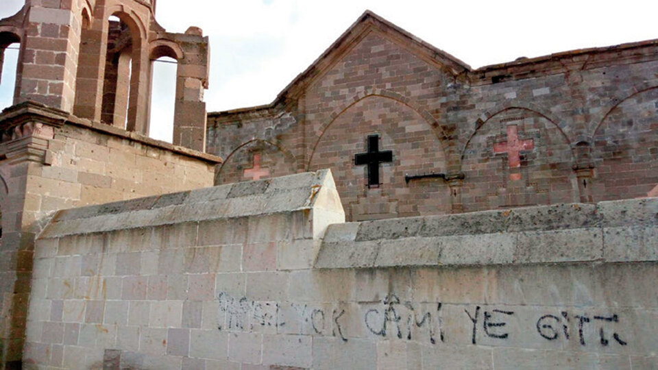 Tarihe ayıp! Kiliseye 'Papaz camiye gitti' diye yazdılar!