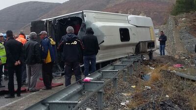 Elazığ'da yolcu otobüsü devrildi: 2 ölü, 18 yaralı