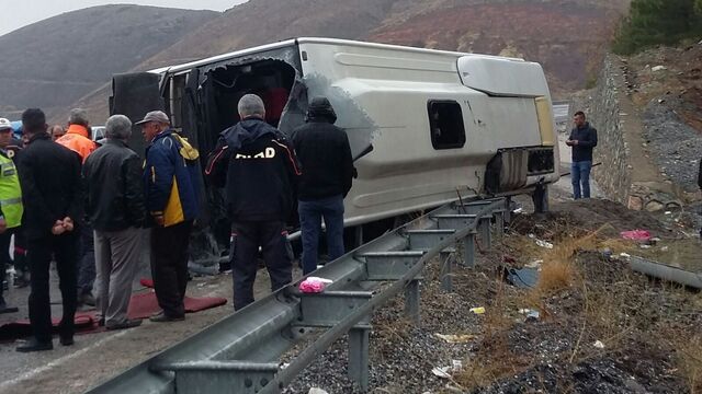 Elazığ'da yolcu otobüsü devrildi: 2 ölü, 18 yaralı