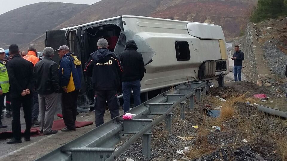 Elazığ'da yolcu otobüsü devrildi: 2 ölü, 18 yaralı