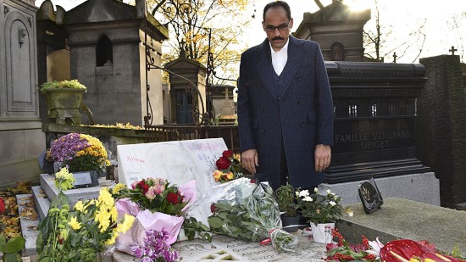 Cumhurbaşkanlığı Sözcüsü Kalın, Ahmet Kaya'nın mezarını ziyaret etti