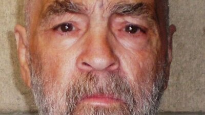 Dünyanın en çok tanınan seri katillerinden Charles Manson 83 yaşında cezaevinde öldü