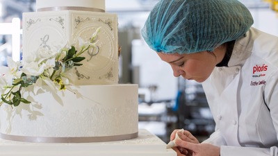 Kraliçe'nin evlilik pastası Türklerden