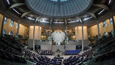 Almanya Meclisi'nde terör örgütü YPG sembolü açıldı