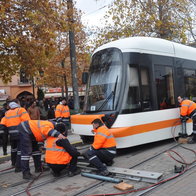 Tramvay raydan çıktı, seferler 2 saat durdu
