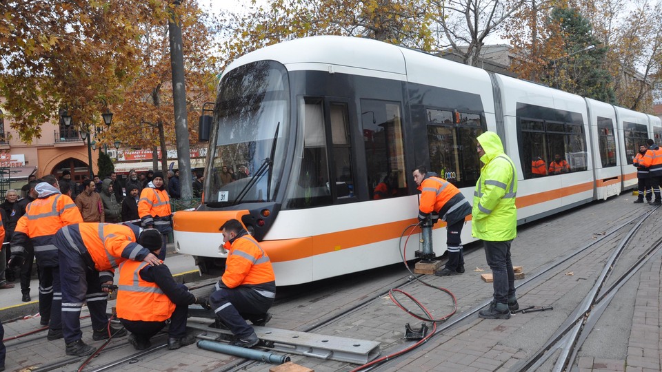 Tramvay raydan çıktı, seferler 2 saat durdu