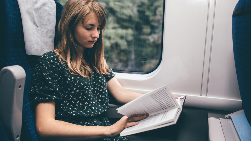 Arabada kitap okurken mideniz bulanıyorsa sebebi bu olabilir!