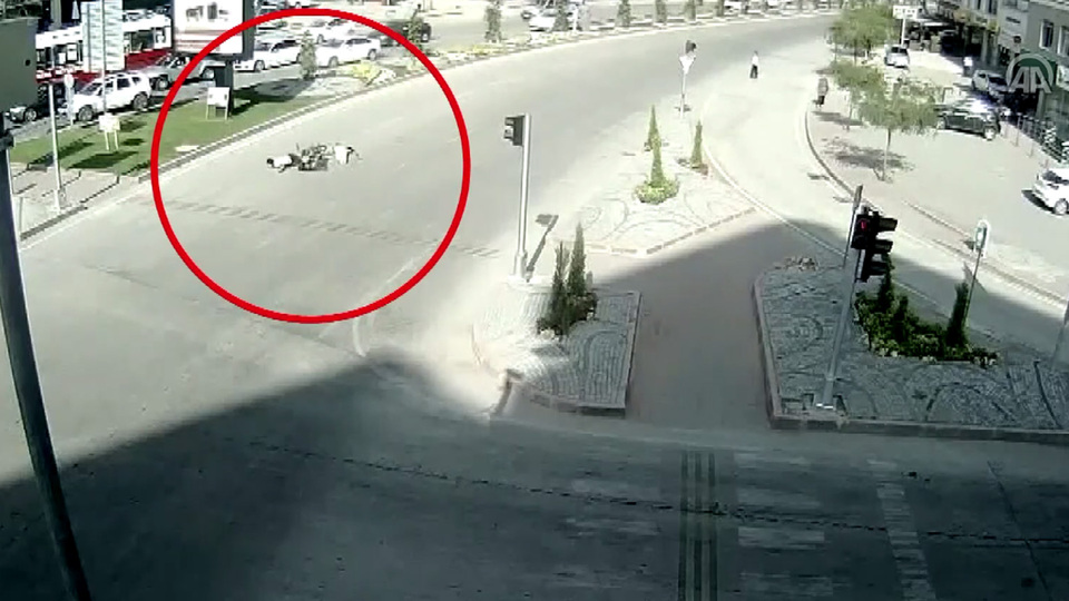 Akıl almaz trafik kazaları MOBESE'de