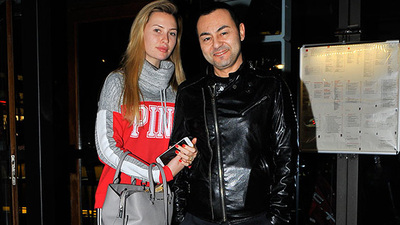 Chloe elini hiç bırakmadı!