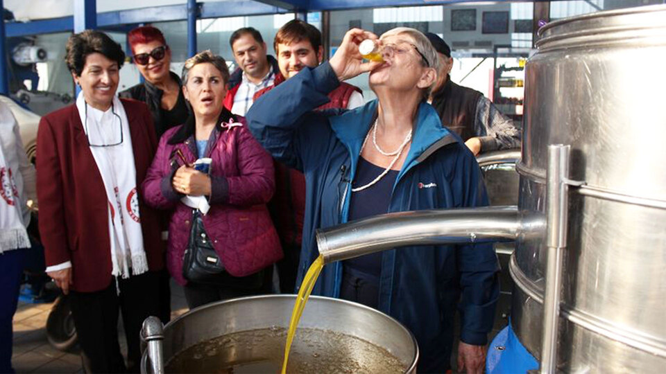 Prof. Canan Karatay 7'den 77'ye herkese önerdi: "Su içer gibi için"