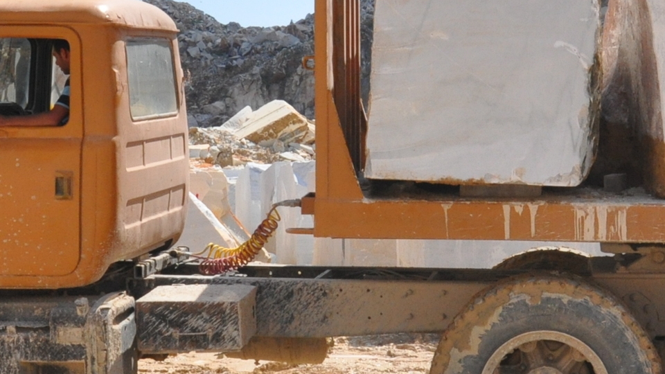 Mermer kestiği makineden fırlayan parçalar öldürdü