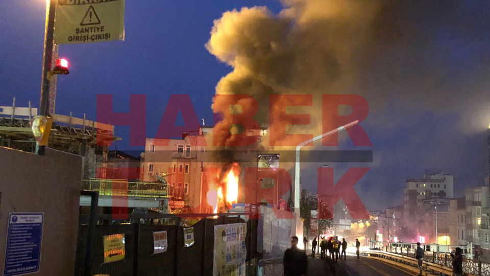 Taksim'de metruk binada yangın!