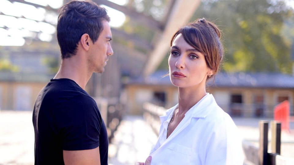 Ferhat sakat kalma riskini taşıyan bir ameliyata girer!