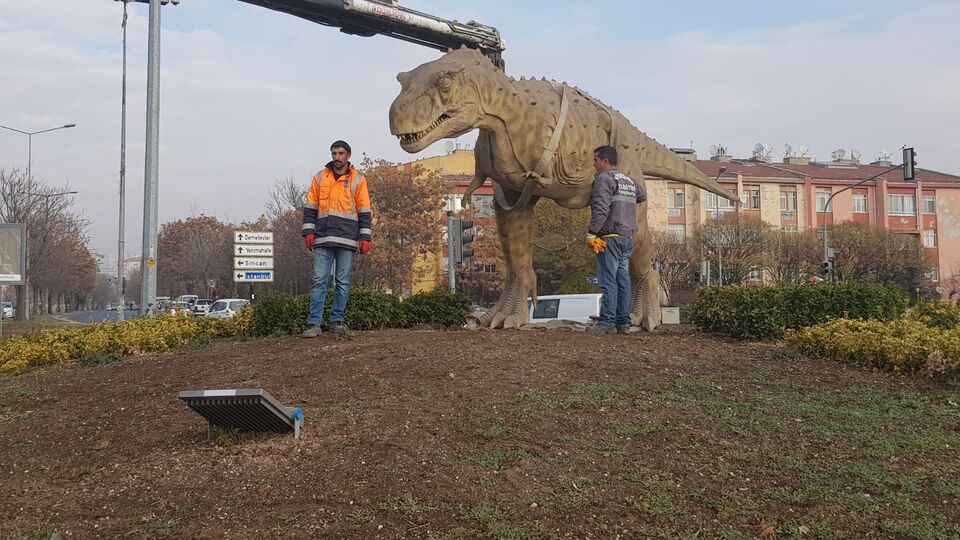 Ankara'daki simge dinozor kaldırıldı