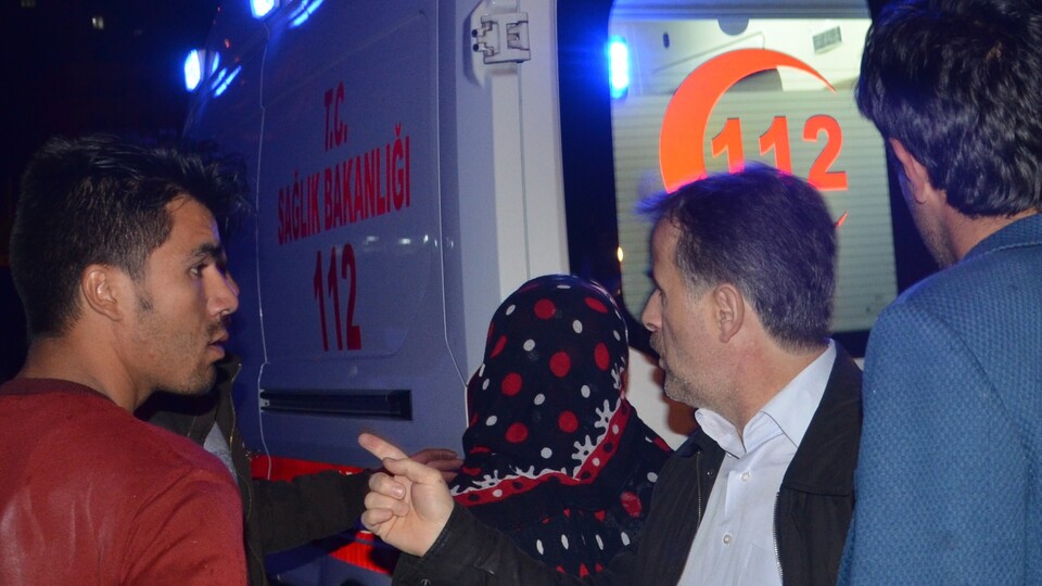 Dumanların arasında bebek aradı!
