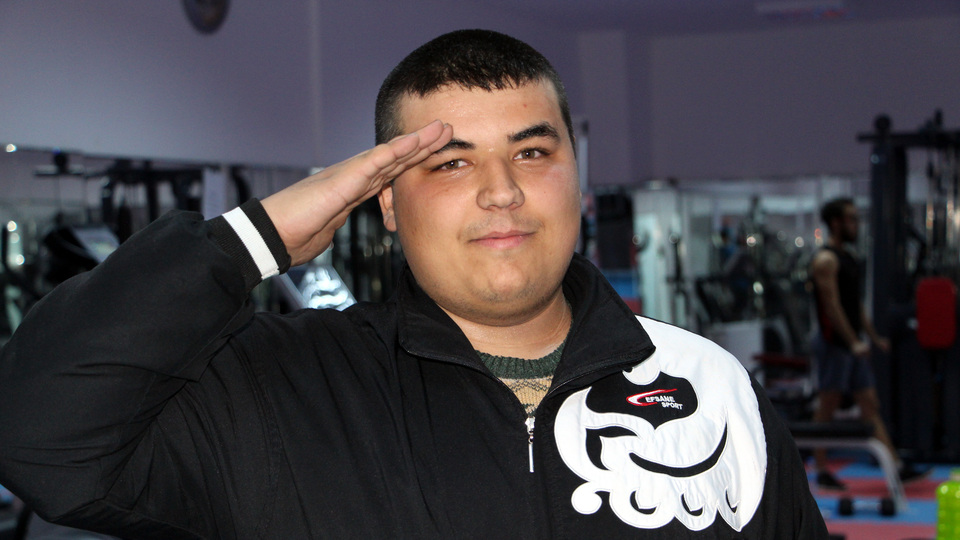 Askere gidebilmek için her akşam iş çıkışı oraya gidiyor!