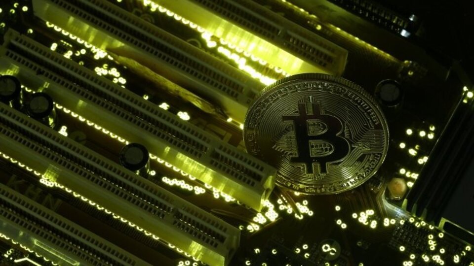 Bitcoin 10 bin dolar oldu: Balon mu, yatırım aracı mı tartışmalarında kim ne diyor?
