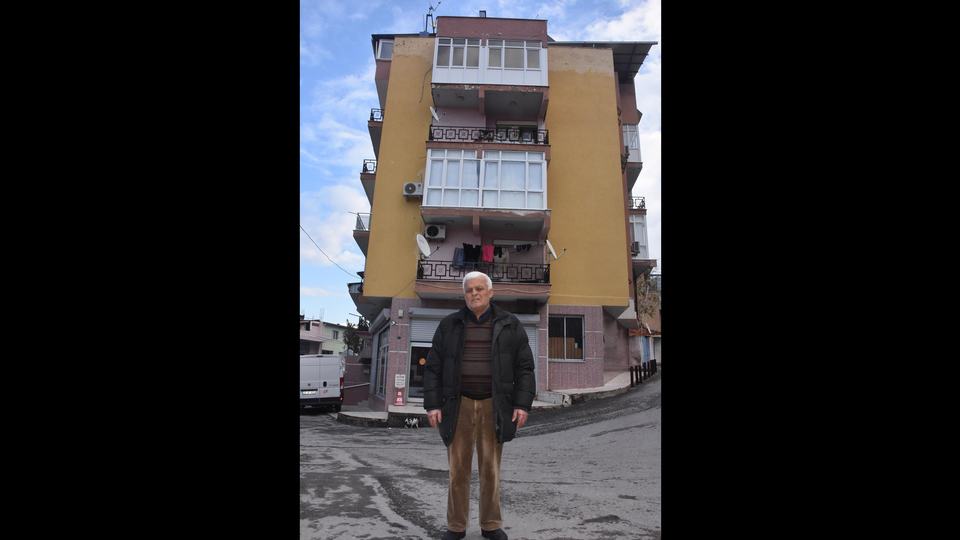 Dolandırıcılar, emekli işçiye 5 katlı apartmanını sattırdı