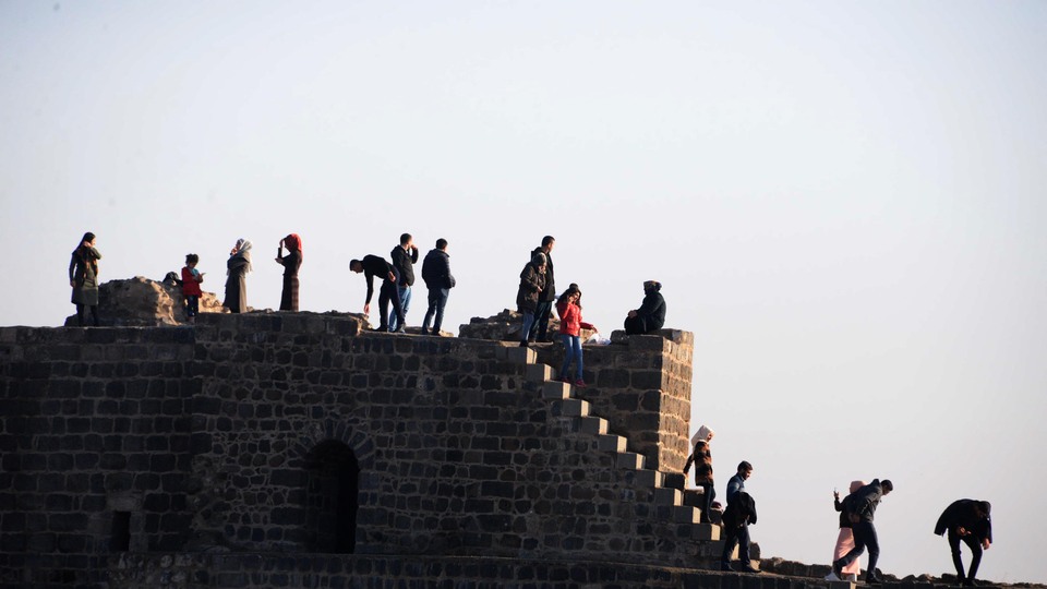 Yasaklı bölgede selfie için engel tanımıyorlar