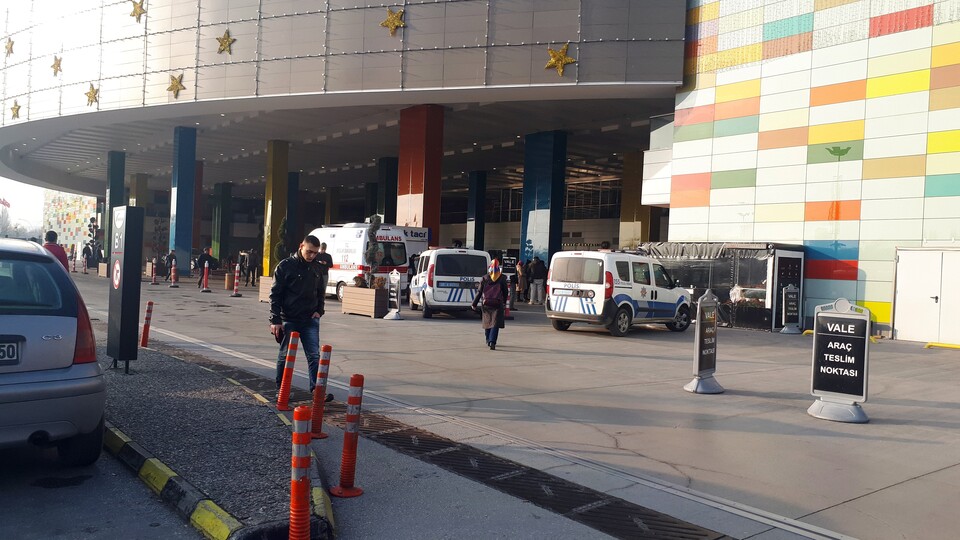 AVM'de şüpheli ölüm!