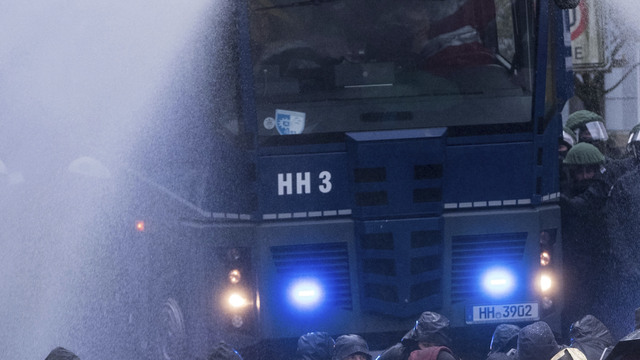 Almanya'da polis ve protestocular çatıştı: Çok sayıda yaralı var!