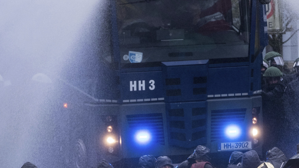 Almanya'da polis ve protestocular çatıştı: Çok sayıda yaralı var!