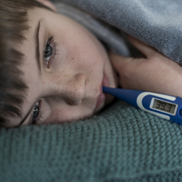 "Çocuklarda kulak kaşıntısı orta kulak iltihabının işareti olabilir"