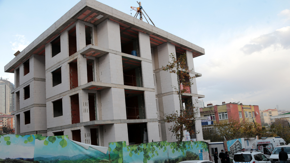 Kadıköy'de 5'inci kattan düşen işçi hayatını kaybetti