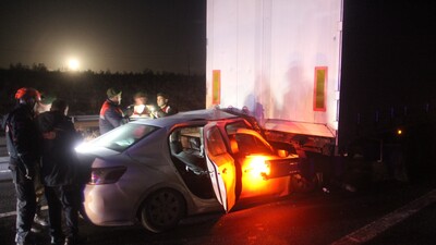 Otomobil TIR'a arkadan çarptı: 2'si ağır, 5 yaralı