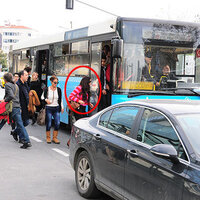 Ünlü oyuncu otobüse