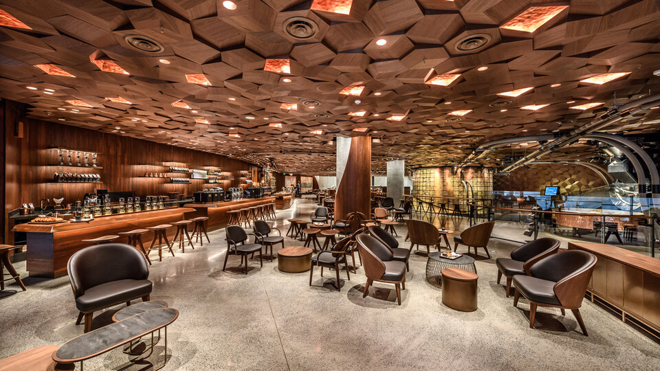 Dünyanın en büyük Starbucks'ı açıldı