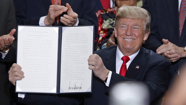 Trump imza attı, 3 bin kişi toplandı!