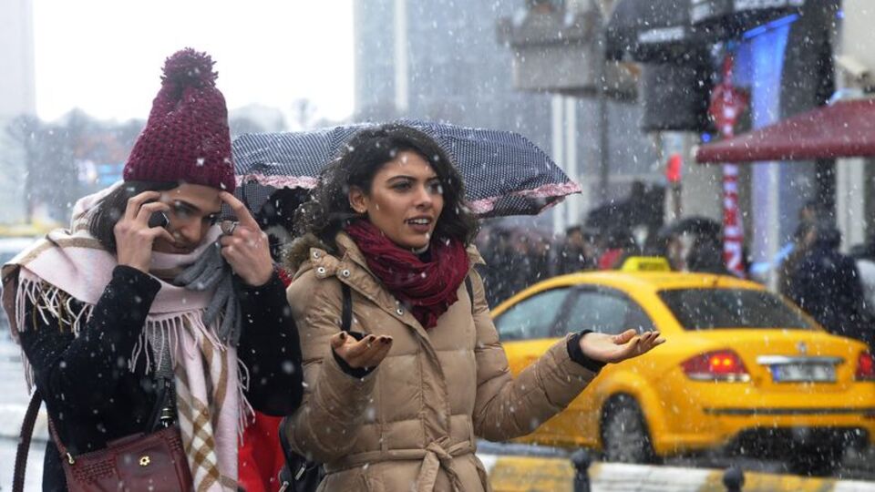 İstanbul'da kar küreme araçları ana yollara indi!