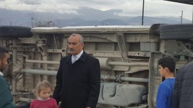 İlçede hayat felç etti! Araçları devirdi, çatıları uçurdu