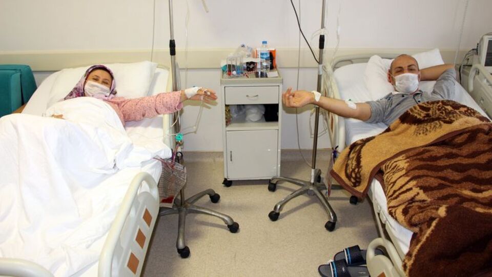 "Hastalıkta ve sağlıkta" diyerek 8 yıllık eşine böbreğini verdi