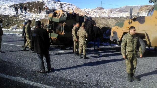 Van'da 60 araçlık askeri konvoyda kaza! 15 asker yaralandı