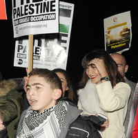 Bella Hadid, Trump’ı protesto gösterisinde!