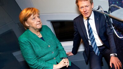 Merkel'in açılışını yaptığı hızlı tren yolda kaldı