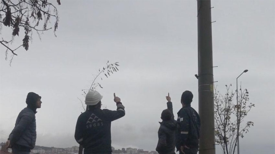 İntihar etmek için çıktığı elektrik direğinde akıma kapılıp öldü