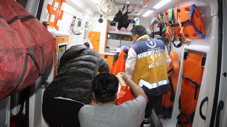 Silahla kendini vurdu!