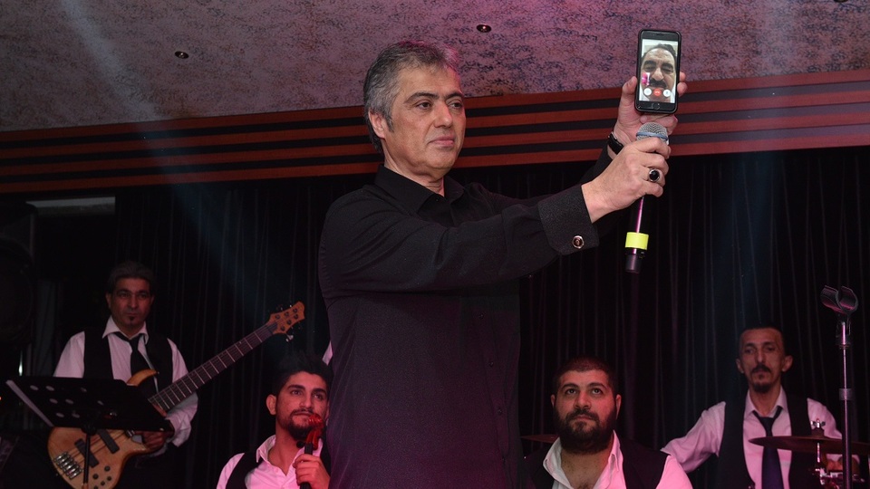 Tatlıses, telefonla sahneye bağlandı