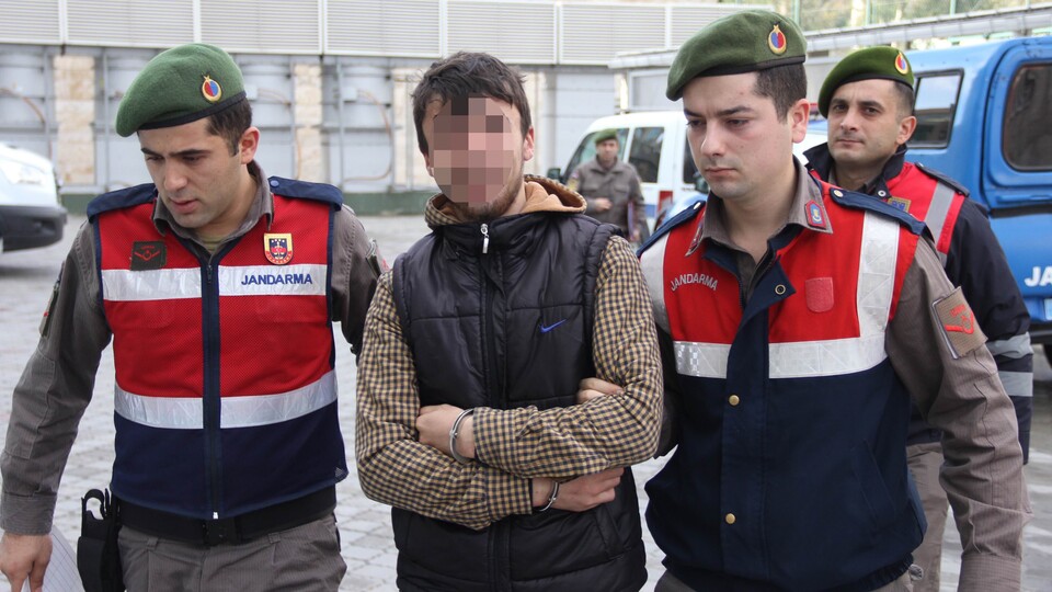 Uyuşturucu almak için babasının parasını gasp etti, tutuklandı