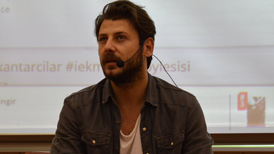 Ünlü oyuncu vefat haberini sahnede aldı