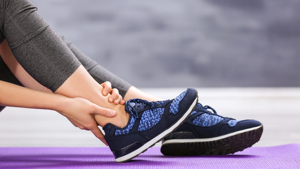 Topuklu ayakkabılar ayak bileğinin düşmanı!