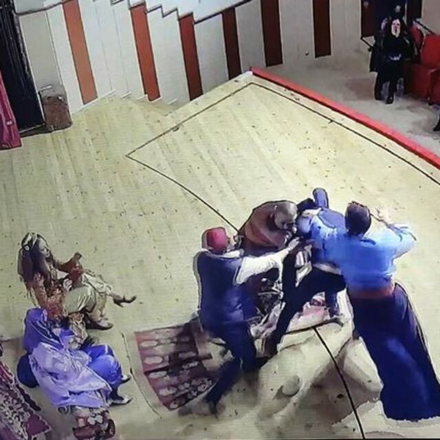 Tiyatro oyuncusuna sahnede dayak!