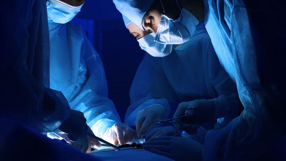 Cerrahtan korku filmi gibi itiraf! "Ameliyatta ciğerlerine adımı kazıyorum"