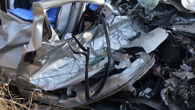 Hurdaya dönen araçta can verdiler