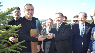 Bakan Eroğlu ve Haluk Levent'ten şarkılı fidan dikimi