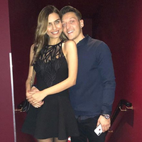 Amine'den Mesut'a destek