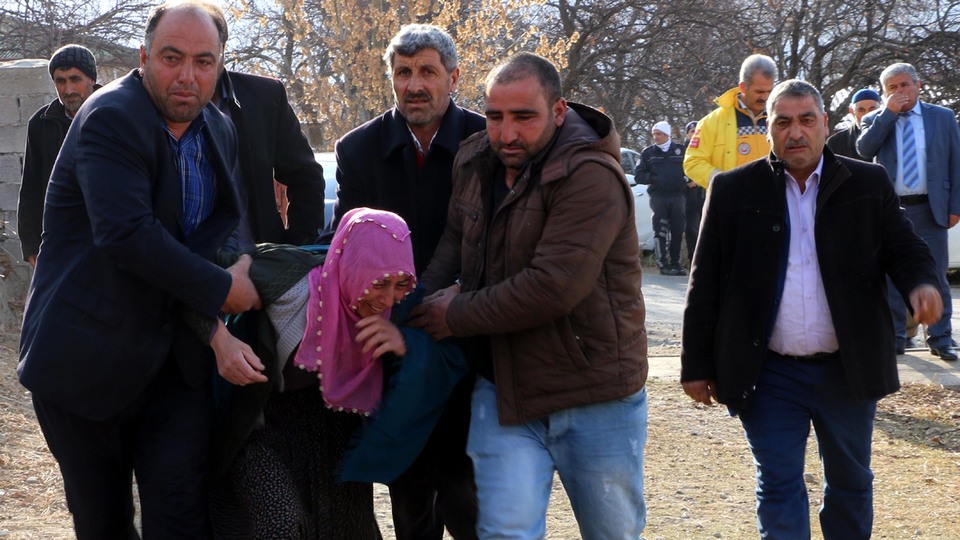 Şehit polisin Erzincan'daki baba evine ateş düştü